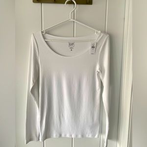 NWT Sz Small Gap Modern Tee